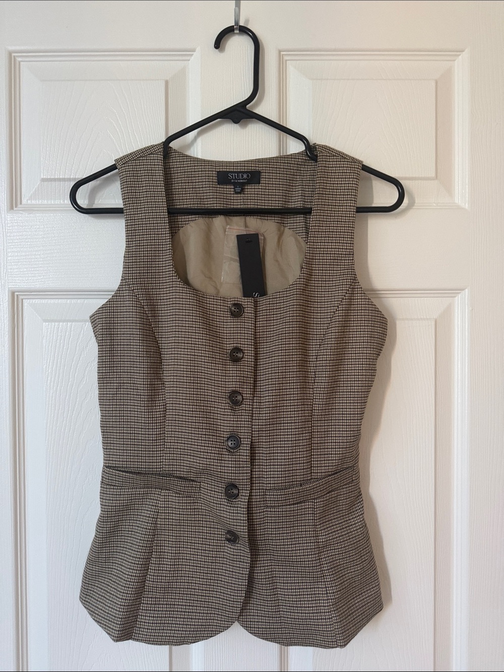 Studio Houndstooth Sleeveless Button Vest in Beige and Black